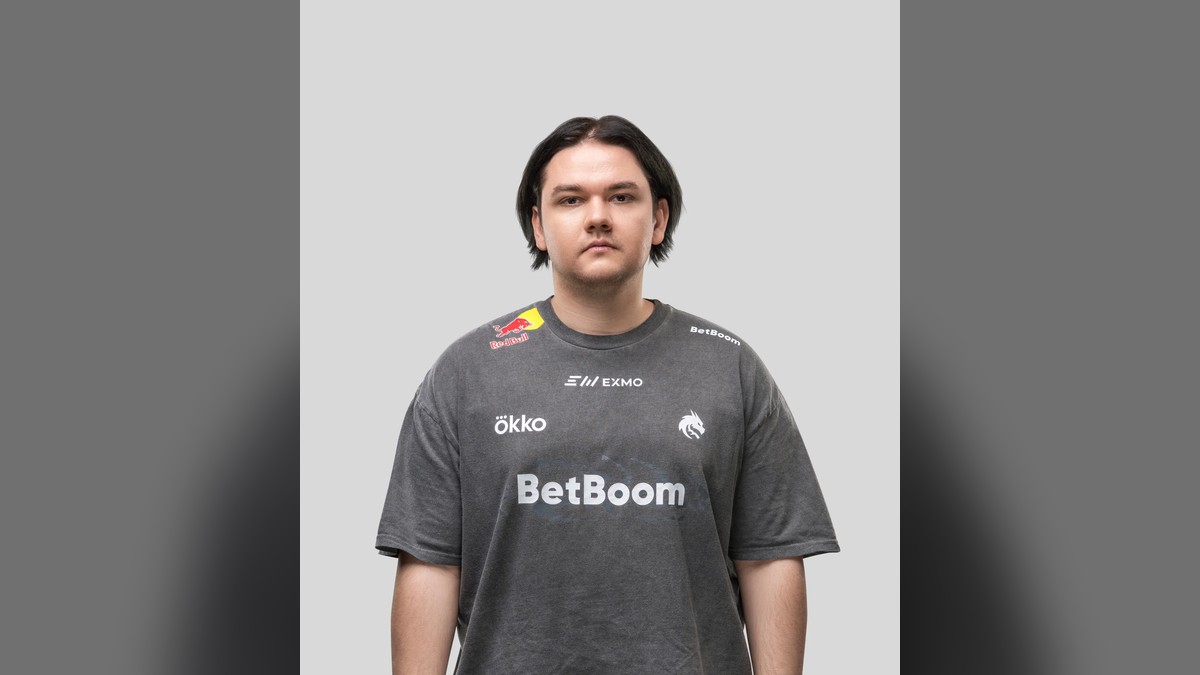 Yatoro på sit officielle Team Spirit-spillerportræt