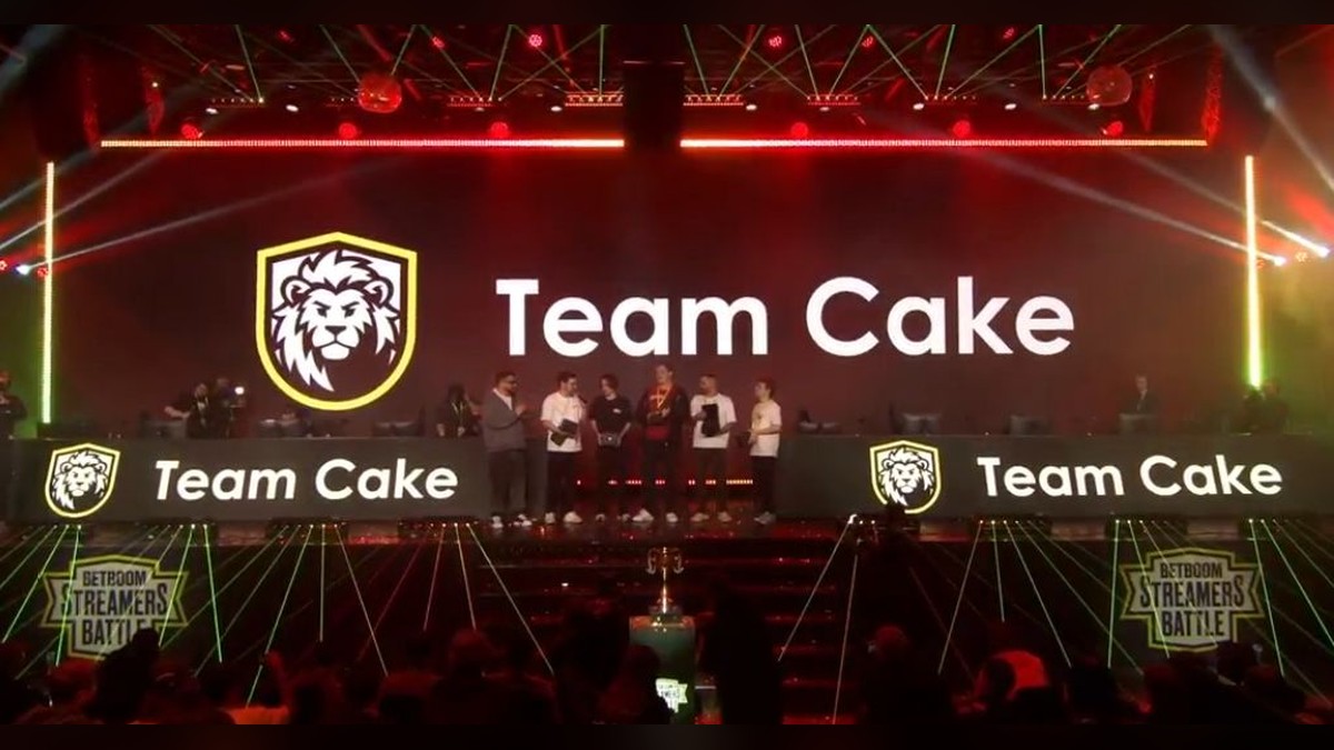 Cake Team på scenen til BETBOOM Streamers Battle 15