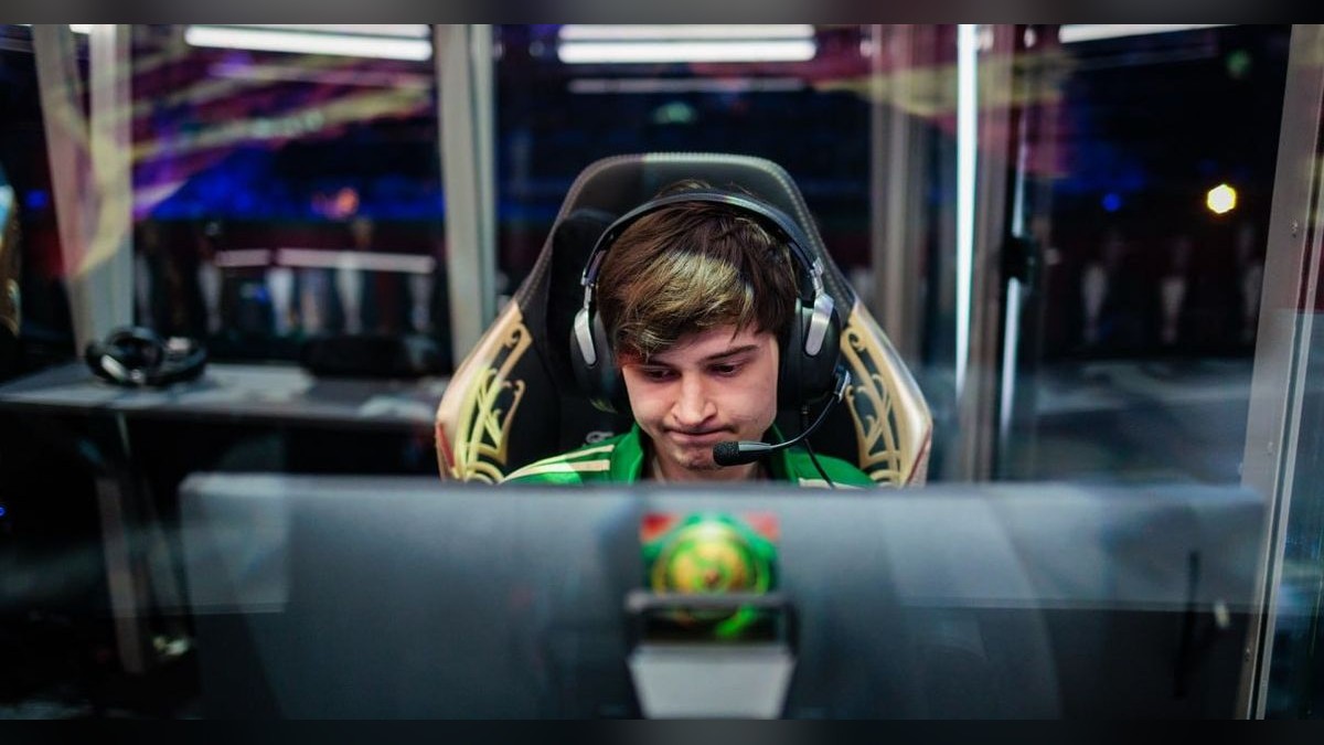 RAMZES666 fokuseret ved en gamingstation