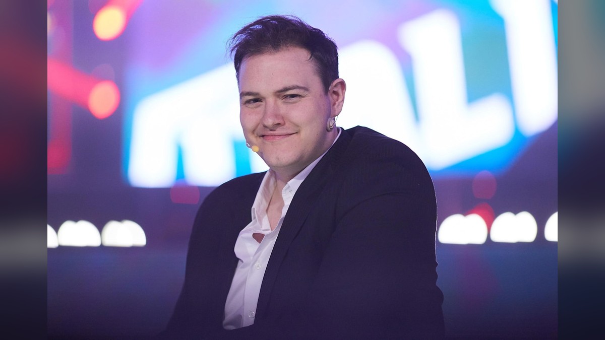 SirActionSlacks на сцене трансляции Dota 2