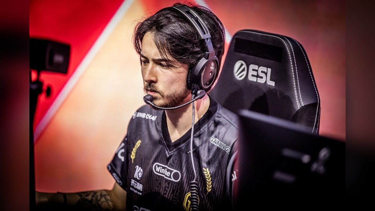 tOfu сосредоточен во время профессионального матча по Dota 2