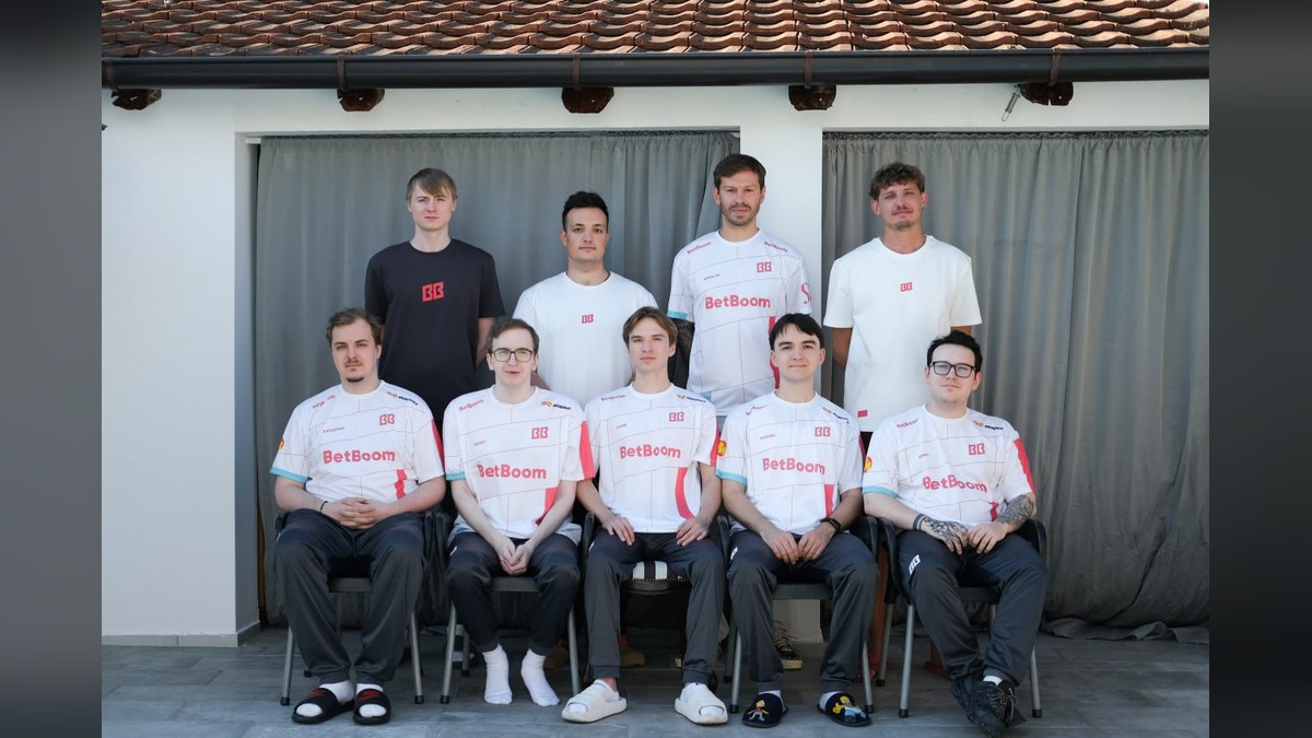Игроки и персонал BetBoom Team на командной фотографии