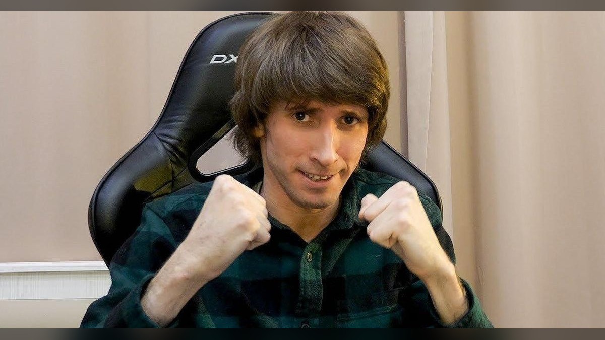 Dendi реагирует за своим игровым сетапом
