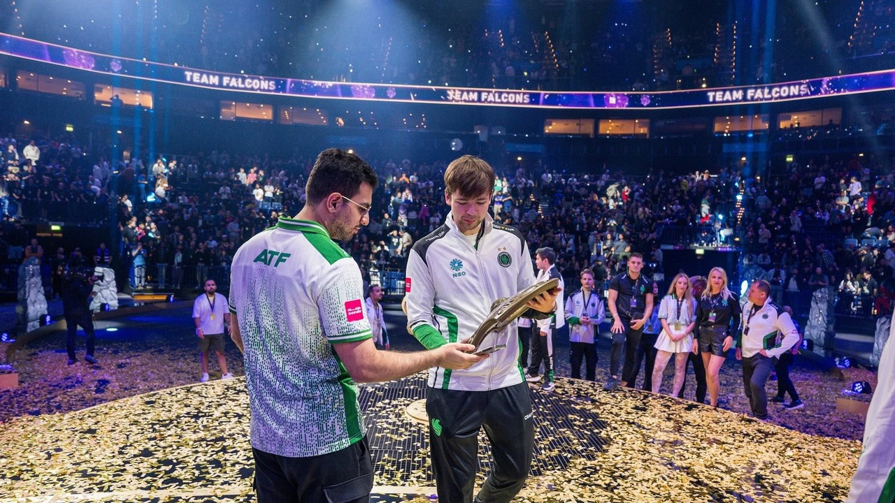 Cr1t выступает на сцене на турнире по Dota 2
