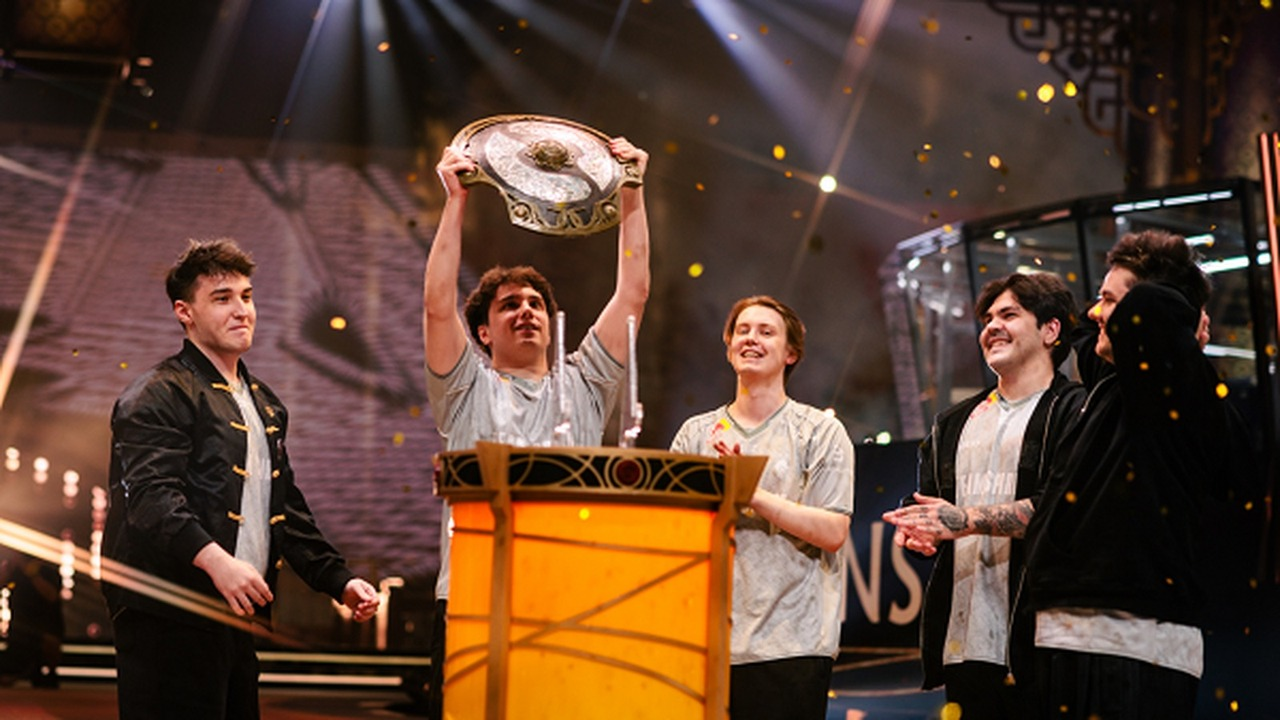 Состав Team Spirit по Dota 2 позирует с Aegisой в Шанхае
