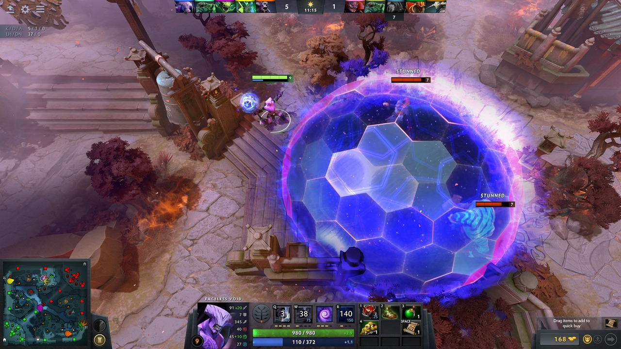 Две команды Dota 2 сражаются возле цели на линии