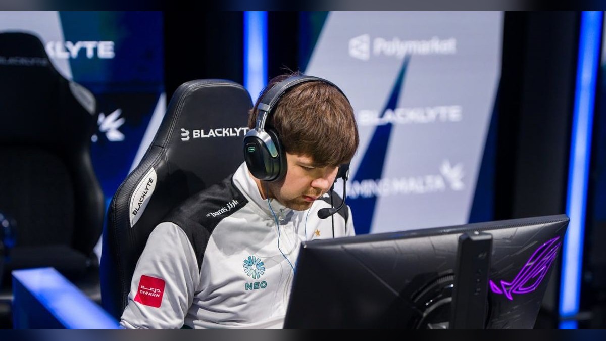 Malr1ne at his Dota 2 gaming station