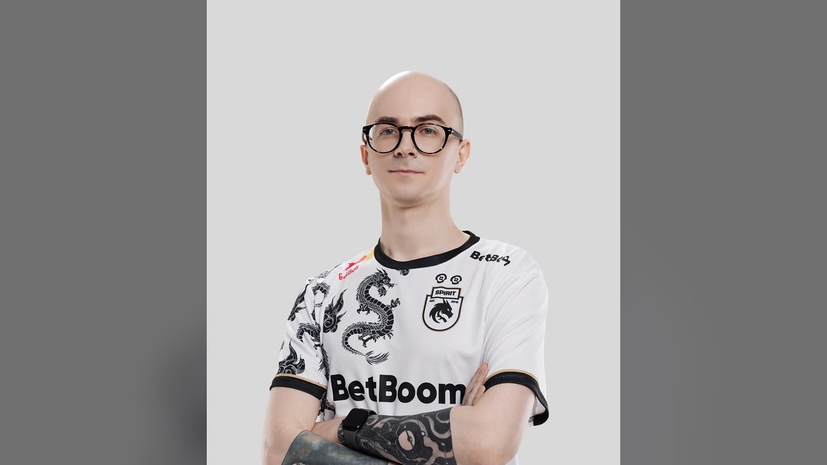 Team Spirit's analyst sikle in an official team portrait