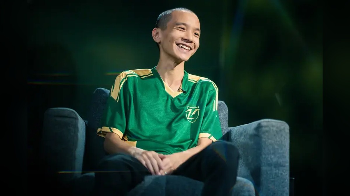 ponlo speaking during a Dota 2 event interview