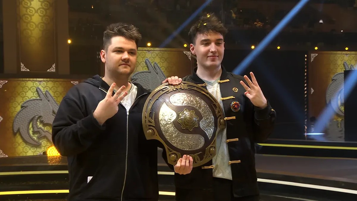 Team Spirit lifting the Aegis after winning The International